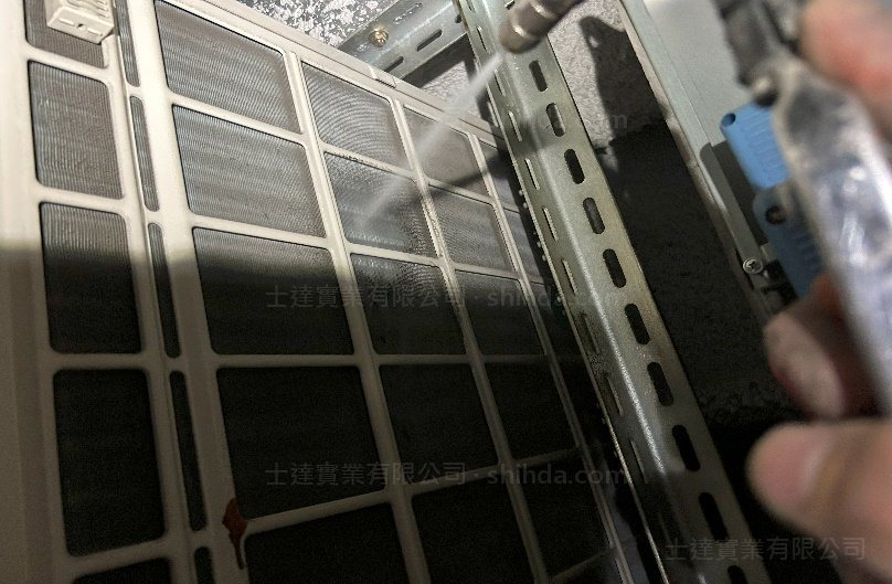 分離式室外機散熱鰭片清洗
