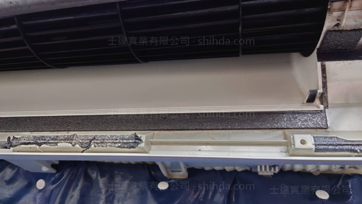 活動中心5樓機房冷氣風輪擺頁保養後