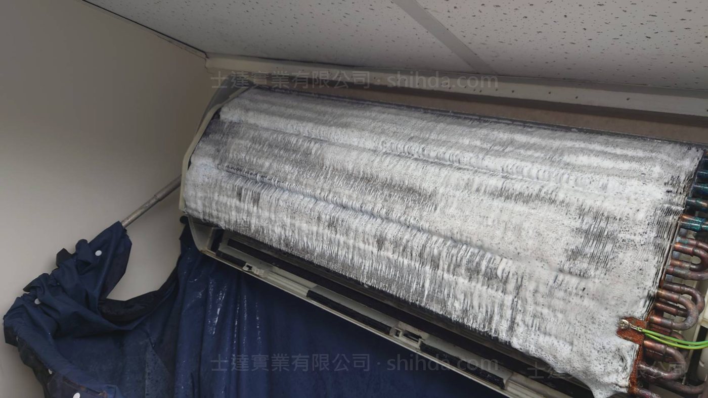 活動中心5樓機房冷氣蒸發排保養前